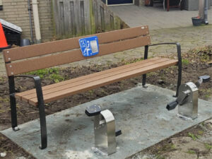 7136R Bank gerecycled plastic met dubbele pedalen