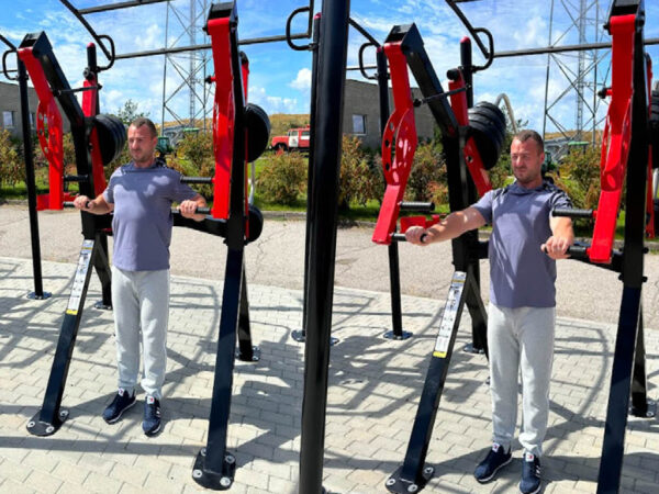 R01 Standing Chest Press machine