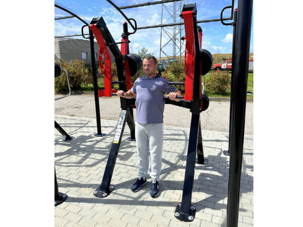 R01 Standing Chest Press machine