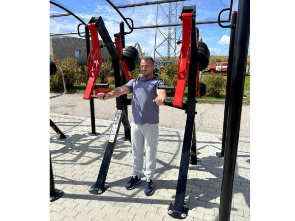 R01 Standing Chest Press machine
